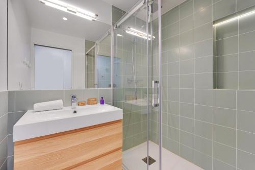 une salle de bain avec un lavabo et une douche en verre dans l'établissement Bel appartement design proche Gare de Lyon, balcon, à Paris