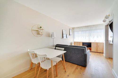 un salon avec une table et un canapé dans l'établissement Bel appartement design proche Gare de Lyon, balcon, à Paris