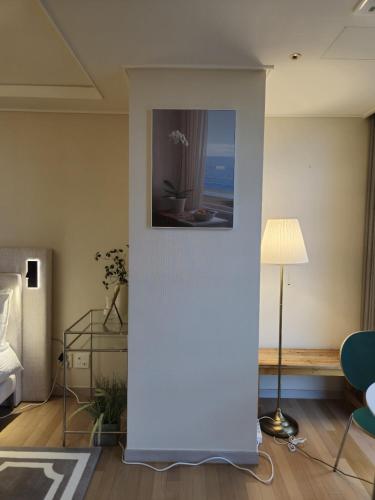 a room with a white pillar with a picture on the wall at Mango&Haru House in Seoul
