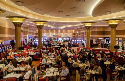 a crowd of people sitting at tables in a banquet hall at Hotel y Casino Del Río - General Roca in General Roca