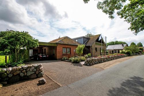 a house with a driveway in front of it at Ferienwohnung 'Ferien bei Buske' in Tellingstedt