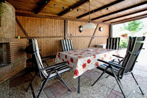 a table and chairs in a room with a fireplace at Ferienwohnung 'Ferien bei Buske' in Tellingstedt