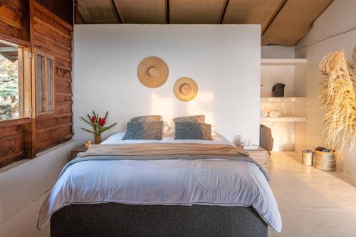 a bedroom with a large bed in a room at Alcoba en ecolodge Vista Nieves in Minca