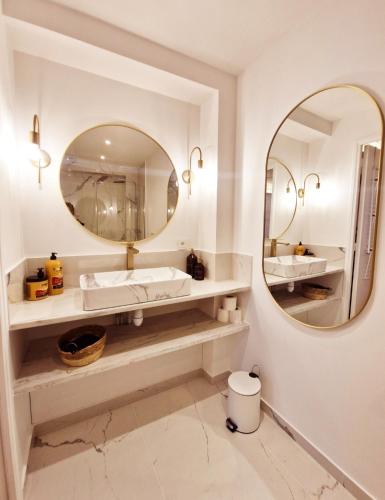 une salle de bain avec un lavabo et un miroir dans l'établissement Maison Juliette, à Clichy