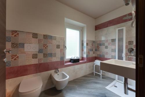 a bathroom with a toilet and a sink and a tub at Terme Di Monte Valenza in Valenza