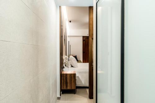Ένα ή περισσότερα κρεβάτια σε δωμάτιο στο VENTUS Luxury Suites