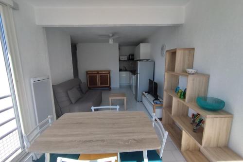 - une table et des chaises dans une pièce avec cuisine dans l'établissement Cozy on the port, à Frontignan