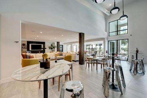 a living room with a table and some chairs at UBP - Brand New Midtown Montrose 1 Bd Apt in Houston