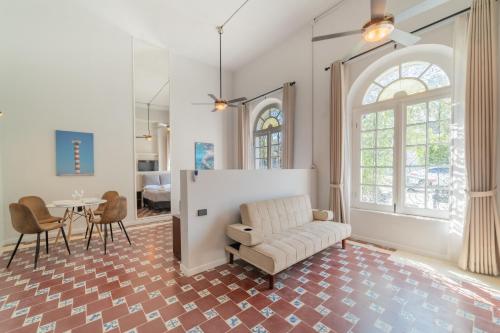 a living room with a couch and a table at Casa Velasco La Paz in La Paz