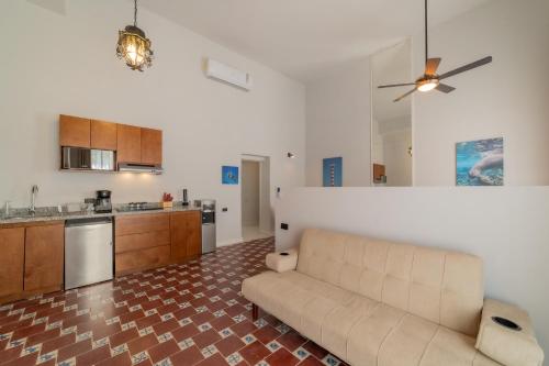 a living room with a couch and a kitchen at Casa Velasco La Paz in La Paz
