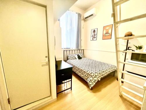 a small room with a bed and a ladder at A02 Shinjuku center-4mins to room 10min to Kabukicho-新宿商圈Loftoom in Tokyo