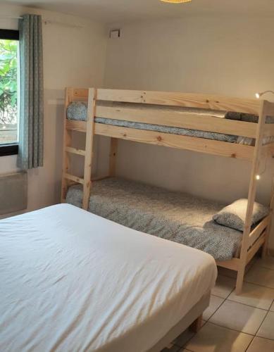 une chambre avec deux lits superposés dans une pièce dans l'établissement Charmant bas de villa, à Lambesc