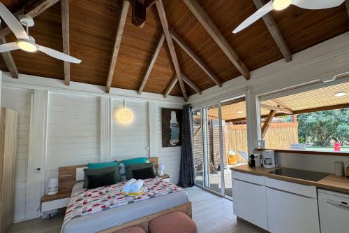 a room with a bed in the middle of a kitchen at Suite Lagoon climatisée avec piscine, spa privatif in Rivière-Salée