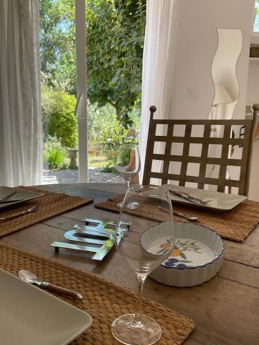 - une table avec un verre de vin en haut dans l'établissement Studio lumineux, à Villeneuve-lès-Avignon
