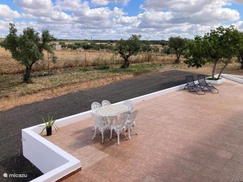 un patio con tavolo e sedie su un patio di Quinta Monte da Azinheira a Amareleja
