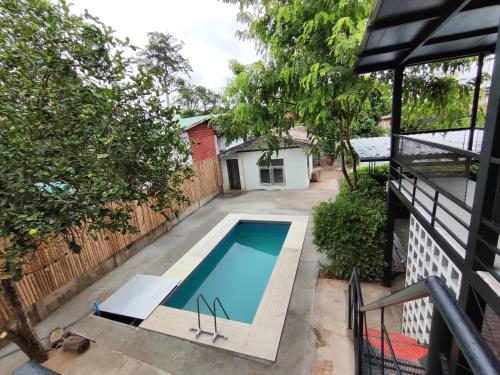 an overhead view of a swimming pool in a backyard at Banhom Pool villa บ้านหอมพูลวิลล่า in Ban Tha Ton Thong