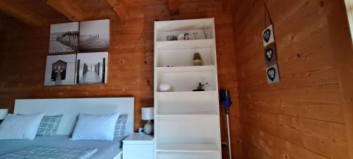 Ένα ή περισσότερα κρεβάτια σε δωμάτιο στο Studio im Blockhaus am Chiemsee