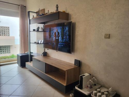 TV a/nebo společenská místnost v ubytování Imi Ouaddar - Vue sur mer - Piscines - 6PX
