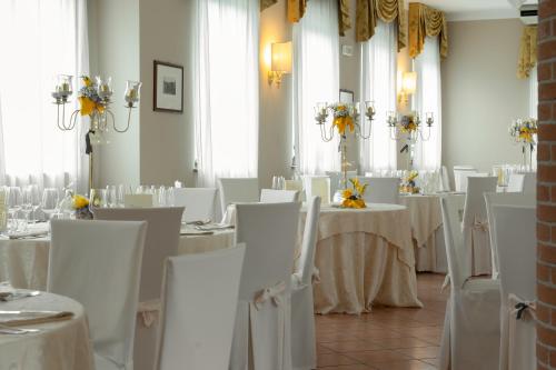 a room full of tables and chairs with white table cloth at Terme Di Monte Valenza in Valenza