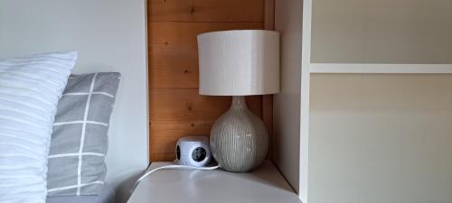 Ένα ή περισσότερα κρεβάτια σε δωμάτιο στο Studio im Blockhaus am Chiemsee