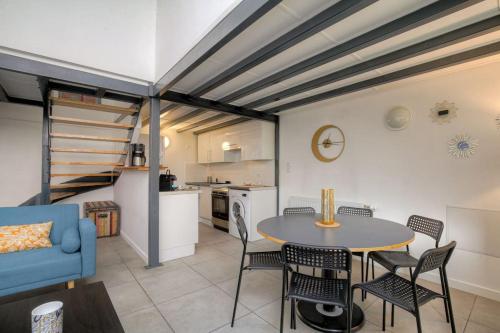 un salon avec une table et des chaises et une cuisine dans l'établissement Appartement spacieux, proche gare, Lyon 3e, à Lyon