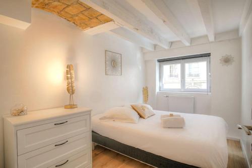 une chambre avec un lit blanc et une fenêtre dans l'établissement Appartement spacieux, proche gare, Lyon 3e, à Lyon