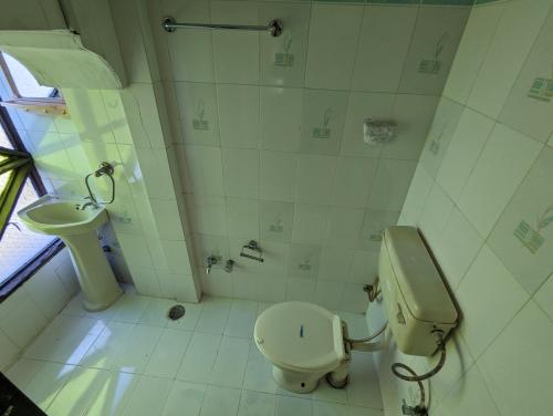 ein Badezimmer mit Toilette und Waschbecken in der Unterkunft Sadar Haveli Heritage in Jodhpur