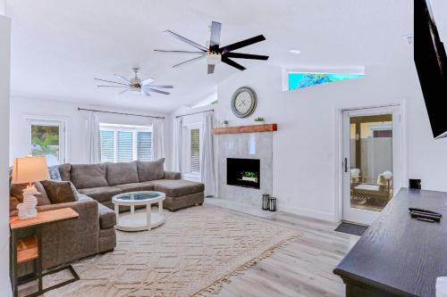 een woonkamer met een bank en een open haard bij Coquina Treasure in Seminole