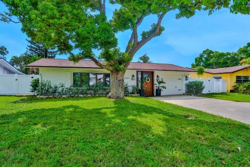 een huis met een boom in de tuin bij Coquina Treasure in Seminole