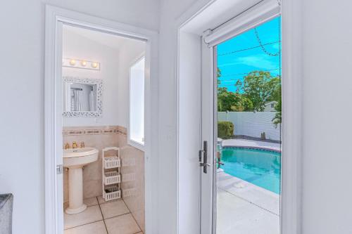 bagno con vasca, lavandino e piscina di Coquina Treasure a Seminole