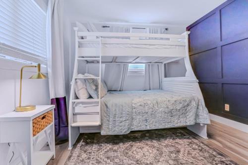 una camera con un letto a castello bianco e una scrivania di Coquina Treasure a Seminole