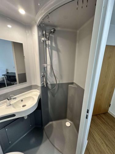 a bathroom with a shower and a sink at Cosy Budget En-suites, Optional Kitchen, Liverpool in Liverpool
