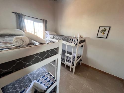 Postel nebo postele na pokoji v ubytování Hospedaje LH segundo A a 15 minutos del aeropuerto de Ezeiza