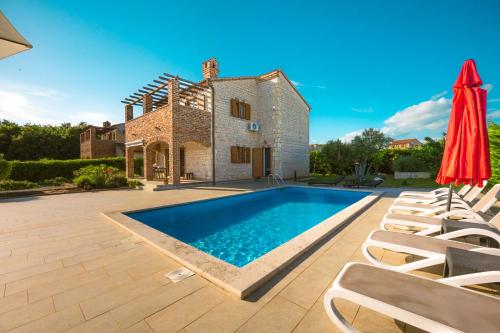 Bazén v ubytování Villa Sonne in Paradis nebo v jeho okolí