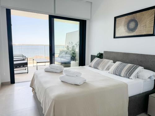 Ένα ή περισσότερα κρεβάτια σε δωμάτιο στο Sunset Cliffs Terra Gold apartment