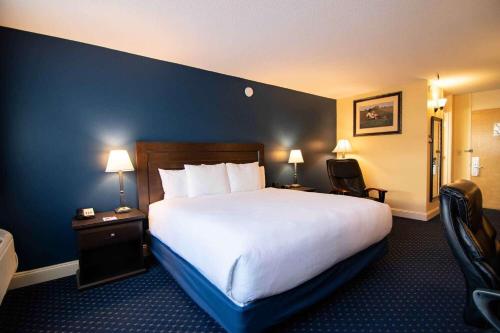 Ένα ή περισσότερα κρεβάτια σε δωμάτιο στο Fireside Inn & Suites Waterville
