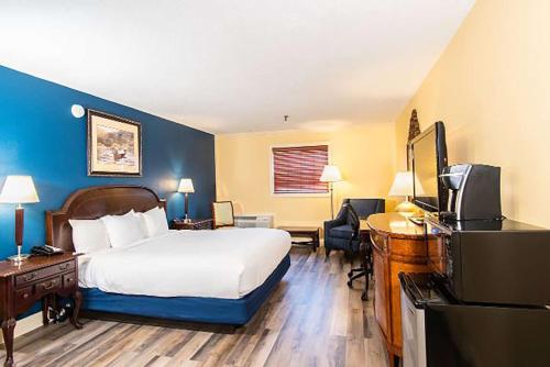 Ένα ή περισσότερα κρεβάτια σε δωμάτιο στο Fireside Inn & Suites Waterville