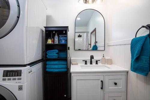 Koupelna v ubytování CB Cozy Alaskan Getaway Minutes from Downtown