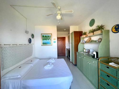 Ένα ή περισσότερα κρεβάτια σε δωμάτιο στο PUNTA EST Monolocale Vista Mare