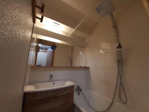 une salle de bain avec une douche, un lavabo et un miroir dans l'établissement Appartement 5 personnes à 50m des pistes avec balcon, parking et option Wi-Fi - FR-1-514-24, à Courchevel