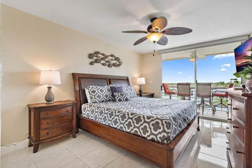 Un dormitorio con una cama y un ventilador de techo. en New Listing Bahia Vista 8 411 2BD 2BA, en Tierra Verde