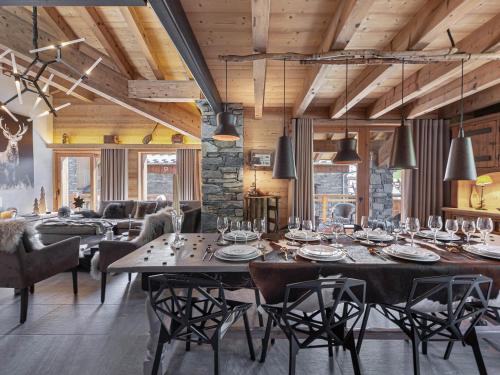 une salle à manger avec une table et des chaises dans l'établissement Duplex de luxe 4 chambres avec terrasse, proche télésiège et Menuires - FR-1-570-21, à Praranger
