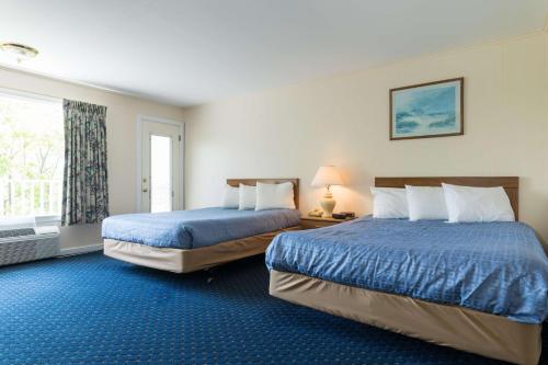 a hotel room with two beds and a window at Wonder View Inn in Bar Harbor