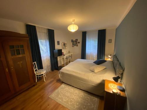 a bedroom with a bed and a table and window at Ferienwohnung 1 Klangweberei im Frankenwald in Helmbrechts