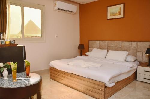 Postel nebo postele na pokoji v ubytování Nun Pyramids Hotel
