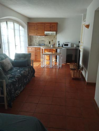 un salon avec un canapé et une cuisine dans l'établissement Teva 83, à Saint-Raphaël