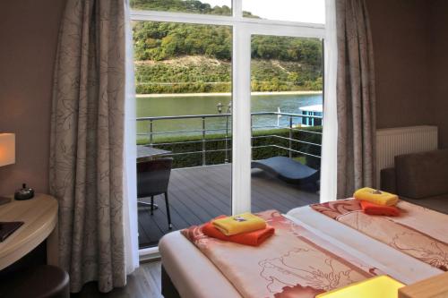 Postel nebo postele na pokoji v ubytování Hotel Rheinkönig