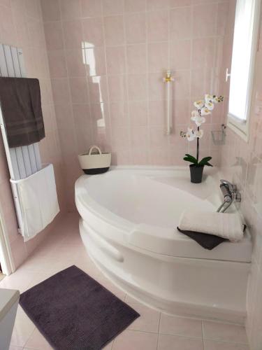 une salle de bain blanche avec une baignoire et un lavabo dans l'établissement Ô fil du THYM, à Sillans-la-Cascade