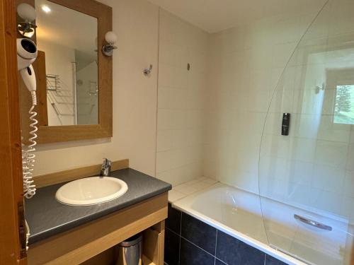 une salle de bain avec un lavabo et une douche dans l'établissement Appartement 3 pièces, skis aux pieds, piscine, sauna, jacuzzi, balcon, Belle Plagne - FR-1-181-2814, à La Plagne Tarentaise