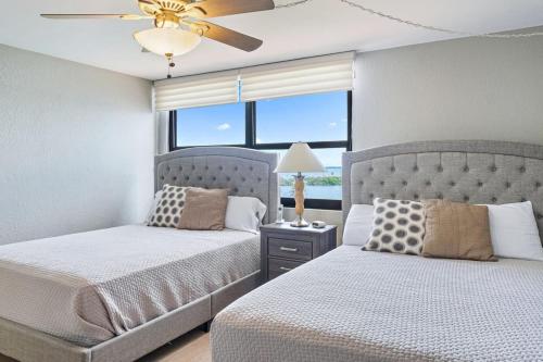 Postel nebo postele na pokoji v ubytování Penthouse Paradise with Amazing Views 2BD, 2BA